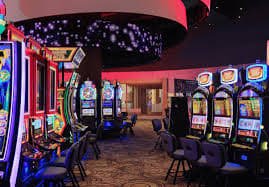 napi4 Relax Gaming live-dealer table showing real dealer, betting interface, and live chat